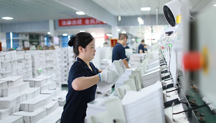 新華印務(wù)鉚足干勁 確?！罢n前到書(shū) 人手一冊(cè)”