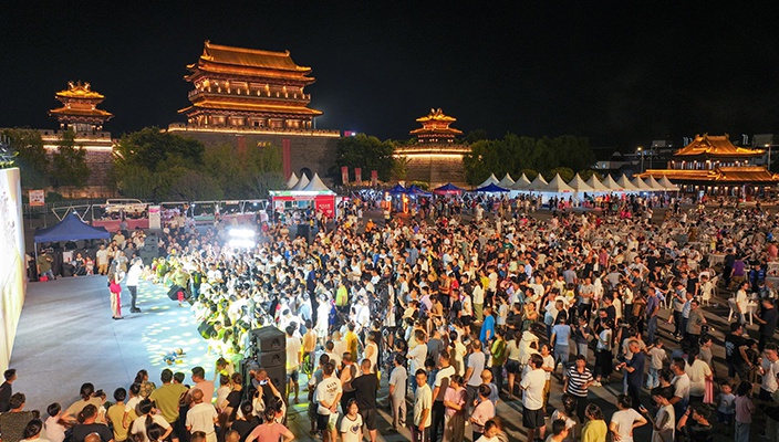 “夜經(jīng)濟(jì)”點(diǎn)燃煙火氣，市民樂(lè)享“文旅盛宴”